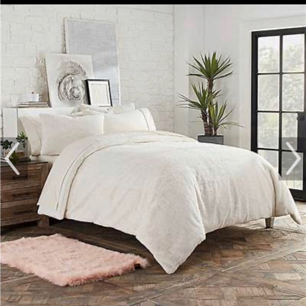 Ugg bedding … queen comforter with 2 shams. Soft, cozy, and luxurious!